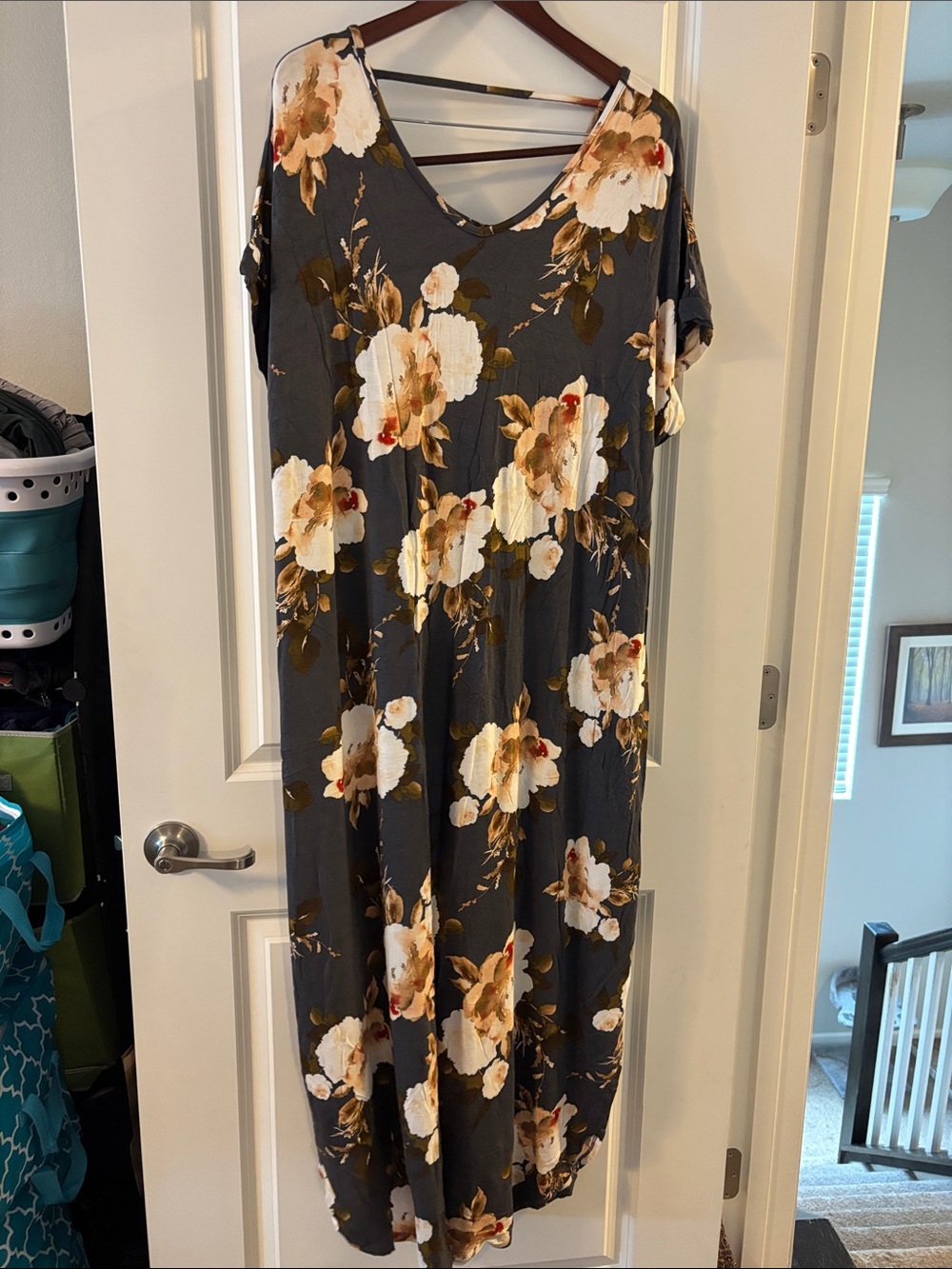 Floral V-Neck Short Sleeve Maci Dress in Charcoal Gray